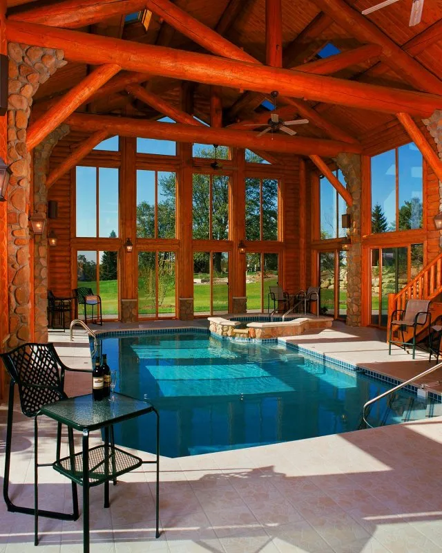 Деревянная терраса с бассейном