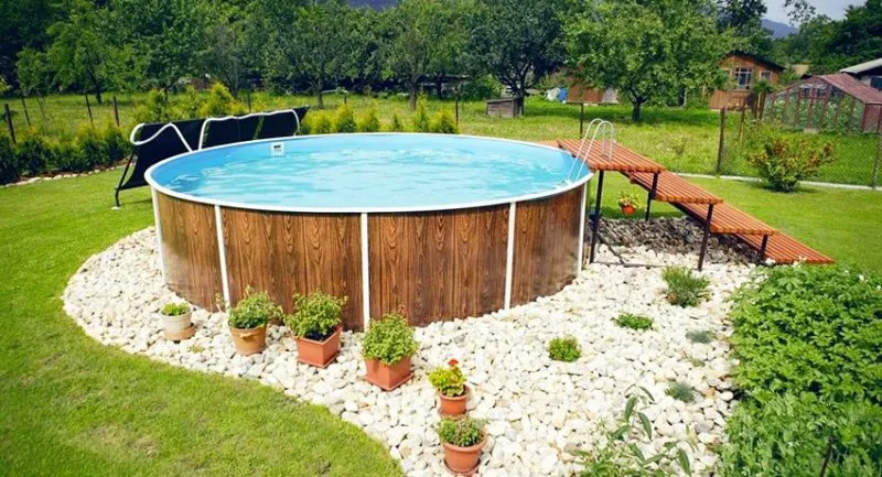 каркасный бассейн в саду